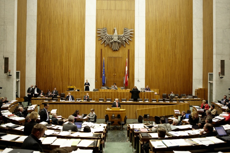 Jakob Auer, Nationalratsabgeordneter der ÖVP, am Rednerpult. Auf der Regierungsbank v.li. Dr. Josef Moser – Präsident des Rechnungshofes und Dr. Reinhold Lopatka - Staatssekretär im Bundesministerium für Finanzen. Im Hintergrund am Präsidium Barbara Prammer – Nationalratspräsidentin. Dienst am Präsidium v.li. Dunja Kopesky (1er Position) und Mag.a Brigitte Berger (2er Position)