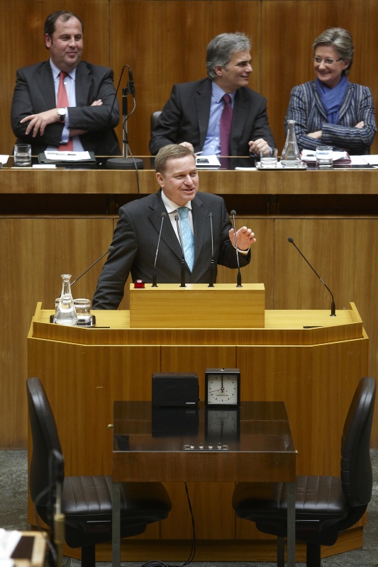 Werner Amon, Nationalratsabgeordneter der ÖVP, am Rednerpult. Auf der Regierungsbank v.li. Dipl.-Ing. Josef Pröll - Vizekanzler, Bundesminister für Finanzen, Werner Faymann - Bundeskanzler und Dr.in Claudia Schmied - Bundesministerin für Unterricht, Kunst und Kultur.