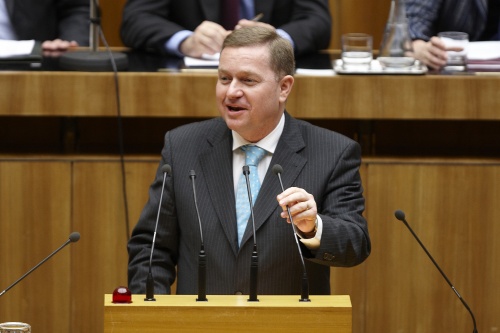 Werner Amon, Nationalratsabgeordneter der ÖVP, am Rednerpult.