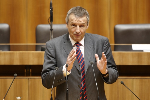 Dr. Martin Bartenstein - Nationalratsabgeordneter der ÖVP, am Rednerpult.