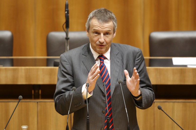 Dr. Martin Bartenstein - Nationalratsabgeordneter der ÖVP, am Rednerpult.