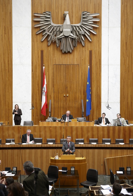 Dr. Martin Bartenstein - Nationalratsabgeordneter der ÖVP, am Rednerpult. Auf der Regierungsbank Rudolf Hundstorfer - Bundesminister für Arbeit, Soziales und Konsumentenschutz. Am Präsidium Fritz Neugebauer - Zweiter Nationalratspräsident. Dienst am Präsidium v.li. Mag. Gottfried Michalitsch (1er Position) und Mag. Philipp Neuhauser(2er Position).