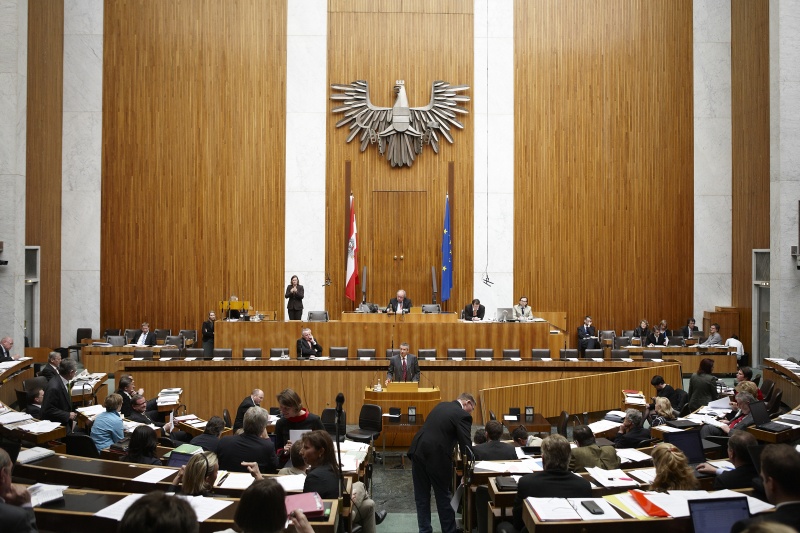 Dr. Martin Bartenstein - Nationalratsabgeordneter der ÖVP, am Rednerpult. Auf der Regierungsbank Rudolf Hundstorfer - Bundesminister für Arbeit, Soziales und Konsumentenschutz. Am Präsidium Fritz Neugebauer - Zweiter Nationalratspräsident. Dienst am Präsidium v.li. Mag. Gottfried Michalitsch (1er Position) und Mag. Philipp Neuhauser(2er Position).