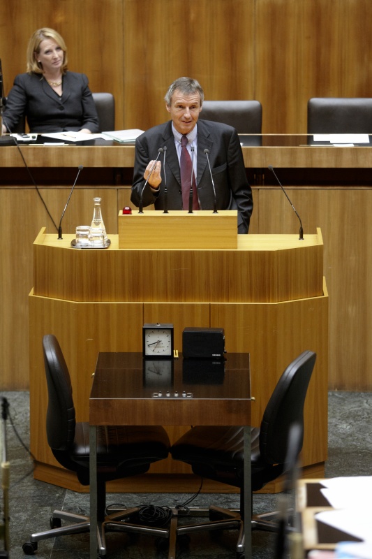 Dr. Martin Bartenstein - Nationalratsabgeordneter der ÖVP, am Rednerpult. Auf der Regierungsbank Doris Bures - Bundesministerin für Verkehr, Innovation und Technologie.