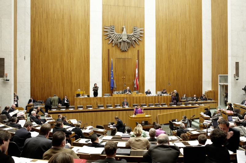 Petra Bayr, Nationalratsabgeordnete der SPÖ, am Rednerpult. Auf der Regierungsbank Dipl.-Ing. Nikolaus Berlakovich - Bundesminister für Land- und Forstwirtschaft, Umwelt und Wasserwirtschaft. Am Präsidium Fritz Neugebauer - Zweiter Nationalratspräsident. Dienst am Präsidium v.li. Dr. Christian Müller (1er Position) und Mag. Gerhard Koller (2er Position).