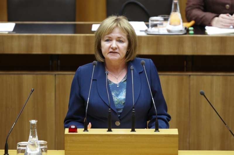 Mag. Ruth Becher, Nationalratsabgeordnete der SPÖ, am Rednerpult.