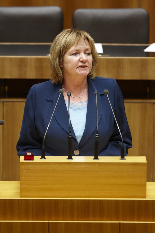 Mag. Ruth Becher, Nationalratsabgeordnete der SPÖ, am Rednerpult.