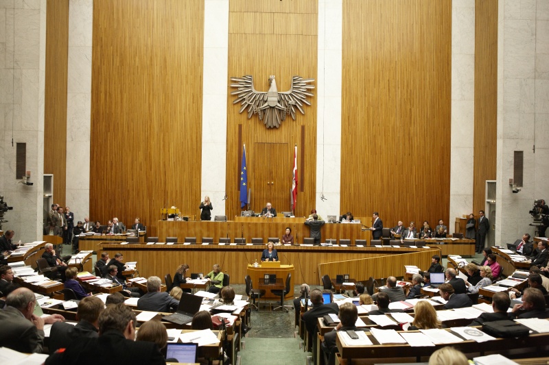 Mag. Ruth Becher, Nationalratsabgeordnete der SPÖ, am Rednerpult. Auf der Regierungsbank v.li. Gabriele Heinisch-Hosek - Bundesministerin für Frauen und öffentlichen. Am Präsidium Fritz Neugebauer - Zweiter Nationalratspräsident. Dienst am Präsidium v.li. Dr.in Susanne Bachmann (1er Position) und Mag.a Tatjana Walter (2er Position).