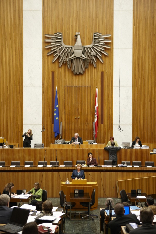 Mag. Ruth Becher, Nationalratsabgeordnete der SPÖ, am Rednerpult. Auf der Regierungsbank v.li. Gabriele Heinisch-Hosek - Bundesministerin für Frauen und öffentlichen. Am Präsidium Fritz Neugebauer - Zweiter Nationalratspräsident. Dienst am Präsidium v.li. Dr.in Susanne Bachmann (1er Position) und Mag.a Tatjana Walter (2er Position).