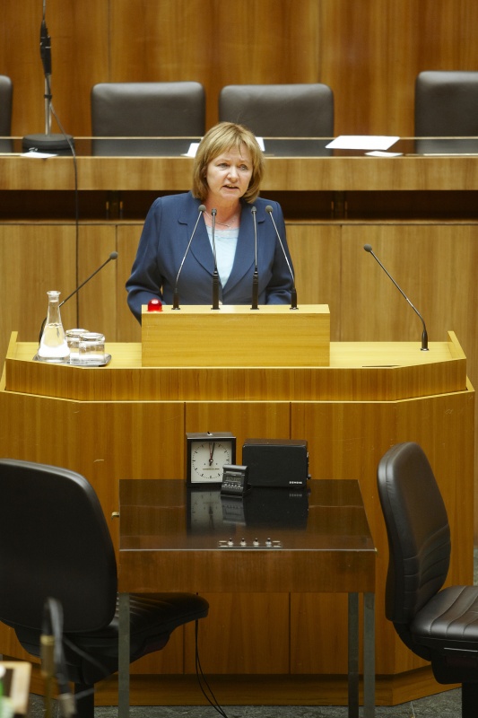 Mag. Ruth Becher, Nationalratsabgeordnete der SPÖ, am Rednerpult.