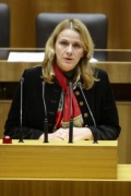 Dr. Dagmar Belakowitsch-Jenewein, Nationalratsabgeordnete der FPÖ, am Rednerpult