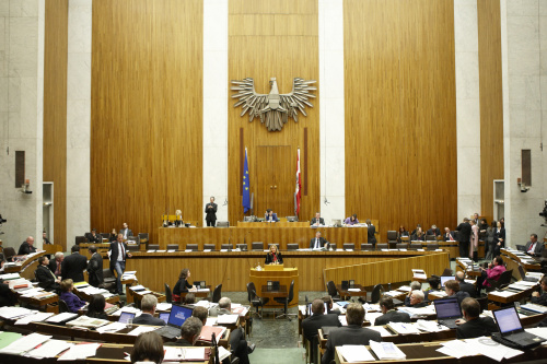 Dr. Dagmar Belakowitsch-Jenewein, Nationalratsabgeordnete der FPÖ, am Rednerpult. Auf der Regierungsbank Alois Stöger - Bundesminister für Gesundheit. Am Präsidium Mag.a Barbara Prammer - Nationalratspräsidentin. Dienst am Präsidium v.li. Dr. Joseph Wirnsperger (1er Position) und Mag. Julia Dörfel (2-er Position)