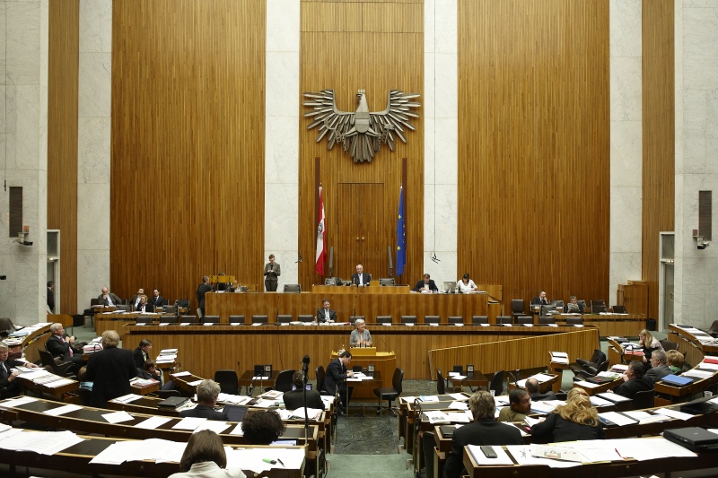 Gabriele Binder-Maier -  Nationalratsabgeordnete der SPÖ, am Rednerpult. Auf der Regierungsbank Dipl.-Ing. Nikolaus Berlakovich - Bundesminister für Land- und Forstwirtschaft, Umwelt und Wasserwirtschaft. Am Präsidium Dr.Martin Graf - Dritter Nationalratspräsident. Dienst am Präsidium v.li. Dr. Erich Saurugger (1er Position) und Mag. Julia Dörfel (2-er Position).