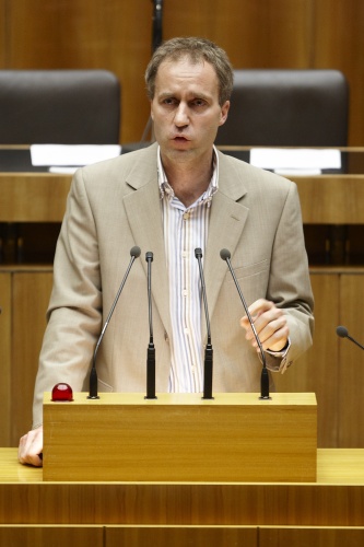 Dieter Brosz - Nationalratsabgeordneter der Grünen, am Rednerpult.