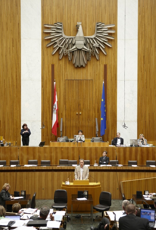 Dieter Brosz - Nationalratsabgeordneter der Grünen, am Rednerpult. Auf der Regierungsbank Dr. Josef Ostermayer - Staatssekretär im Bundeskanzleramt. Am Präsidium Mag.a Barbara Prammer - Nationalratspräsidentin. Dienst am Präsidium v.li. Dr. Erich Saurugger (1er Position) und MMag.a Ines Kerle (2er Position).
