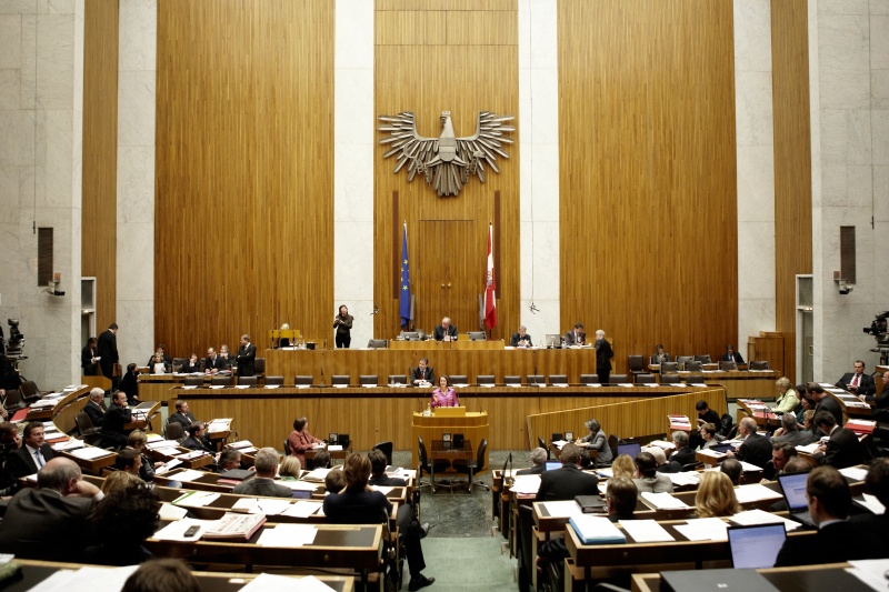 Mag. Christiane Brunner, Nationalratsabgeordnete der Grünen, am Rednerpult. Auf der Regierungsbank Dipl.-Ing. Nikolaus Berlakovich - Bundesminister für Land- und Forstwirtschaft, Umwelt und Wasserwirtschaft. Am Präsidium Fritz Neugebauer - Zweiter Nationalratspräsident. Dienst am Präsidium v.li. Dr. Christian Müller (1er Position) und Mag. Gerhard Koller (2er Position).