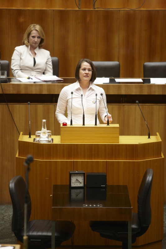 Mag. Christiane Brunner, Nationalratsabgeordnete derGrünen, am Rednerpult. Auf der Regierungsbank Doris Bures - Bundesministerin für Verkehr, Innovation und Technologie