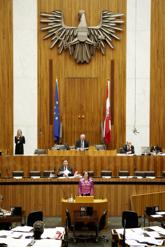 Mag. Christiane Brunner, Nationalratsabgeordnete der Grünen, am Rednerpult. Auf der Regierungsbank Dipl.-Ing. Nikolaus Berlakovich - Bundesminister für Land- und Forstwirtschaft, Umwelt und Wasserwirtschaft. Am Präsidium Dr.Martin Graf - Dritter Nationalratspräsident. Dienst am Präsidium v.li. Dr. Wolfgang Engeljehringer (1er Position) und Mag. Julia Dörfel (2-er Position).