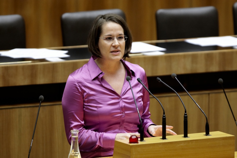 Mag. Christiane Brunner, Nationalratsabgeordnete der Grünen, am Rednerpult