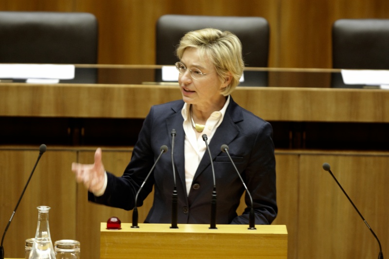 Mag.a Katharina Cortolezis-Schlager, Nationalratsabgeordnete der ÖVP, am Rednerpult.