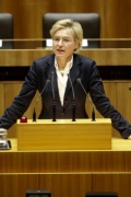 Mag.a Katharina Cortolezis-Schlager, Nationalratsabgeordnete der ÖVP, am Rednerpult.