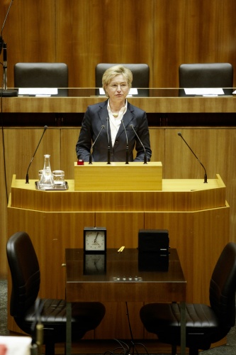 Mag.a Katharina Cortolezis-Schlager, Nationalratsabgeordnete der ÖVP, am Rednerpult.