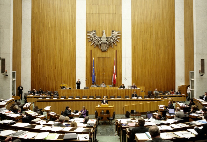 Mag.a Katharina Cortolezis-Schlager, Nationalratsabgeordnete der ÖVP, am Rednerpult. Auf der Regierungsbank Dr. Michael Spindelegger - Bundesminister für europäische und internationale Angelegenheiten. Am Präsidium Mag.a Barbara Prammer – Nationalratspräsidentin. Dienst am Präsidium v.li. Mag.a Dunja Kopesky (1er Position) und Mag.a Brigitte Berger (2er Position)