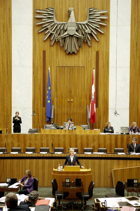 Mag.a Katharina Cortolezis-Schlager, Nationalratsabgeordnete der ÖVP, am Rednerpult. Auf der Regierungsbank Dr. Michael Spindelegger - Bundesminister für europäische und internationale Angelegenheiten. Am Präsidium Mag.a Barbara Prammer – Nationalratspräsidentin. Dienst am Präsidium v.li. Mag.a Dunja Kopesky (1er Position) und Mag.a Brigitte Berger (2er Position)