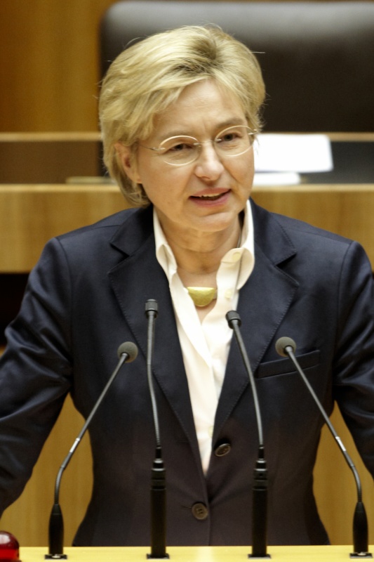 Mag.a Katharina Cortolezis-Schlager, Nationalratsabgeordnete der ÖVP, am Rednerpult.