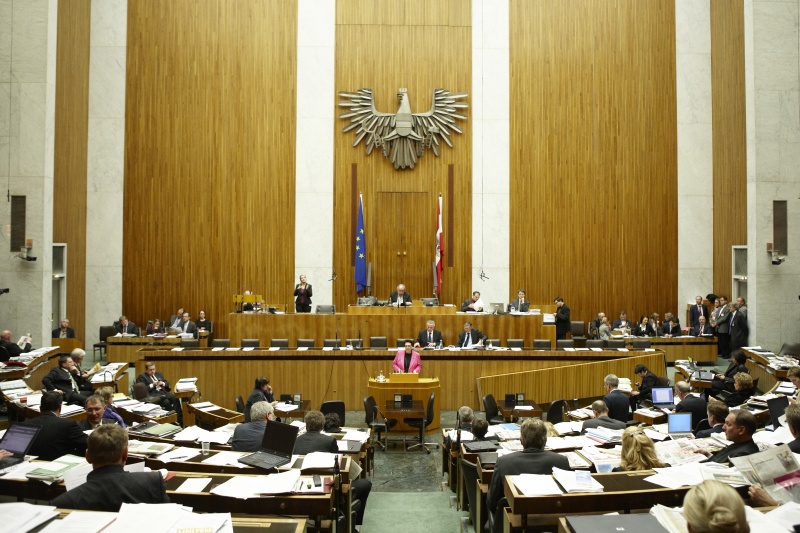 Renate Csörgits, Nationalratsabgeordnete der SPÖ, am Rednerpult. Auf der Regierungsbank v.li. Rudolf Hundstorfer - Bundesminister für Arbeit, Soziales und Konsumentenschutz und Alois Stöger - Bundesminister für Gesundheit. Am Präsidium Fritz Neugebauer - Zweiter Nationalratspräsident. Dienst am Präsidium v.li. Dr. Erich Saurugger (1er Position) und Dr. Christoph Konrath (2er Position).