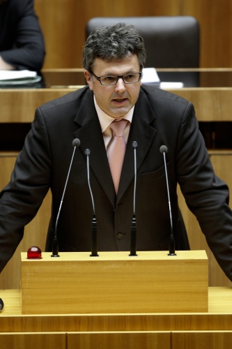 Dipl.Ing. Gerhard Deimek, Nationalratsabgeordneter der FPÖ, am Rednerpult.