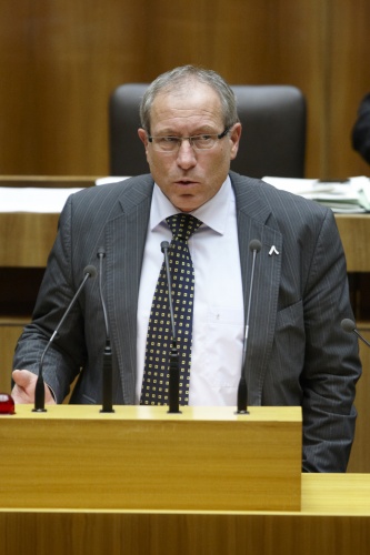 Sigisbert Dolinschek, Nationalratsabgeordneter des BZÖ, am Rednerpult.