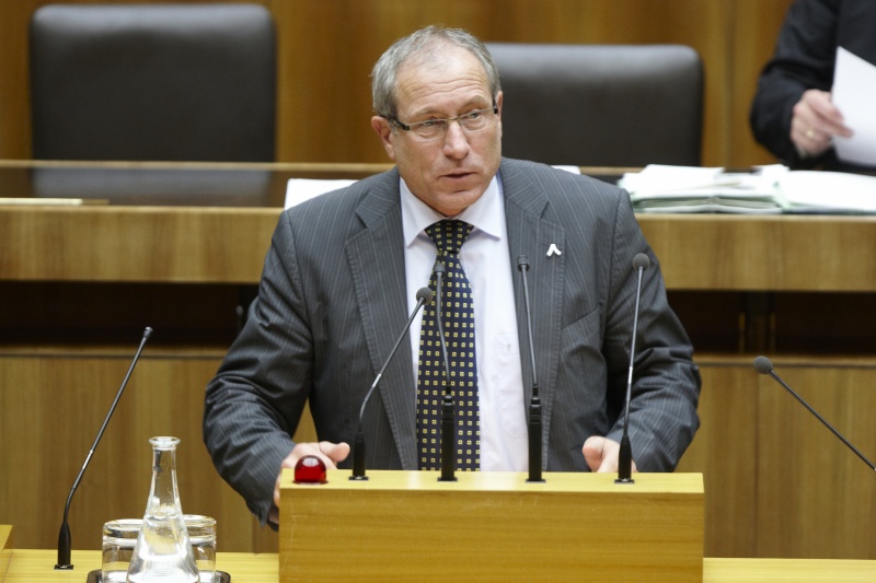 Sigisbert Dolinschek, Nationalratsabgeordneter des BZÖ, am Rednerpult.