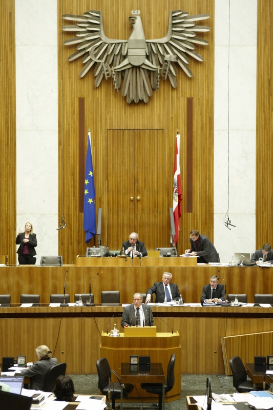 Sigisbert Dolinschek, Nationalratsabgeordneter des BZÖ, am Rednerpult. Auf der Regierungsbank v.li. Rudolf Hundstorfer - Bundesminister für Arbeit, Soziales und Konsumentenschutz und Alois Stöger - Bundesminister für Gesundheit. Am Präsidium Fritz Neugebauer - Zweiter Nationalratspräsident. Dienst am Präsidium v.li. Dr. Erich Saurugger (1er Position) und Dr. Christoph Konrath (2er Position).