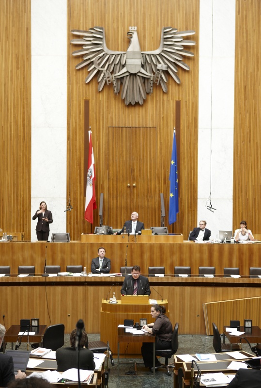 Rupert Doppler - Nationalratsabgeordneter der FPÖ, am Rednerpult. Auf der Regierungsbank Dipl.-Ing. Nikolaus Berlakovich - Bundesminister für Land- und Forstwirtschaft, Umwelt und Wasserwirtschaft. Am Präsidium Dr.Martin Graf - Dritter Nationalratspräsident. Dienst am Präsidium v.li. Dr. Erich Saurugger (1er Position) und Mag. Julia Dörfel (2-er Position).