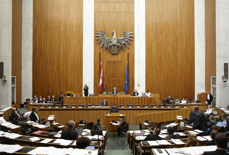 Rupert Doppler - Nationalratsabgeordneter der FPÖ, am Rednerpult. Auf der Regierungsbank Dipl.-Ing. Nikolaus Berlakovich - Bundesminister für Land- und Forstwirtschaft, Umwelt und Wasserwirtschaft. Am Präsidium Dr.Martin Graf - Dritter Nationalratspräsident. Dienst am Präsidium v.li. Dr. Erich Saurugger (1er Position) und Mag. Julia Dörfel (2-er Position).