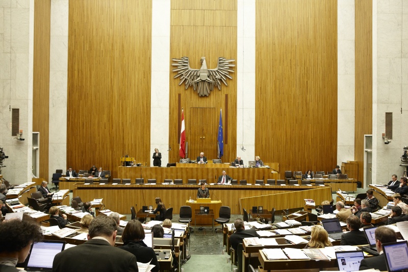 Claudia Durchschlag, Nationalratsabgeordnete der ÖVP, am Rednerpult. Auf der Regierungsbank Alois Stöger - Bundesminister für Gesundheit. Am Präsidium Fritz Neugebauer – Zweiter Nationalratspräsident. Dienst am Präsidium v.li. Dr. Wolfgang Engeljehringer (1er Position) und MMag.a Ines Kerle (2er Position).