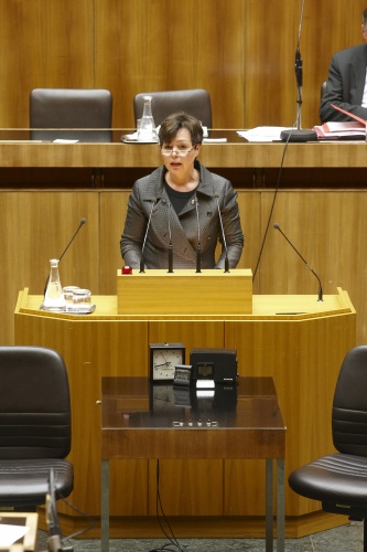 Claudia Durchschlag, Nationalratsabgeordnete der ÖVP, am Rednerpult.