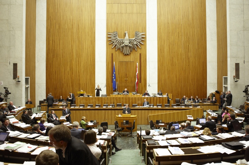 Franz Essl, Nationalratsabgeordneter der ÖVP, am Rednerpult. Auf der Regierungsbank Alois Stöger - Bundesminister für Gesundheit. Am Präsidium Fritz Neugebauer - Zweiter Nationalratspräsident. Dienst am Präsidium v.li. Dr. Erich Saurugger (1er Position) und Dr. Christoph Konrath (2er Position).