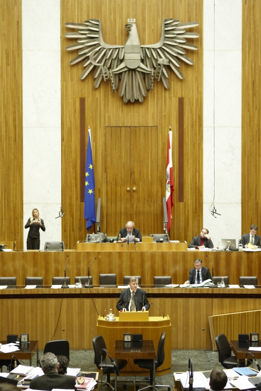 Franz Essl, Nationalratsabgeordneter der ÖVP, am Rednerpult. Auf der Regierungsbank Alois Stöger - Bundesminister für Gesundheit. Am Präsidium Fritz Neugebauer - Zweiter Nationalratspräsident. Dienst am Präsidium v.li. Dr. Erich Saurugger (1er Position) und Dr. Christoph Konrath (2er Position).