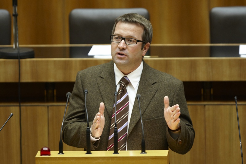 Hannes Fazekas, Nationalratsabgeordneter der SPÖ, am Rednerpult.