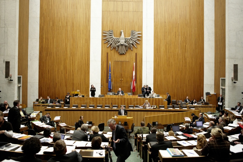 Hannes Fazekas, Nationalratsabgeordneter der SPÖ, am Rednerpult. Auf der Regierungsbank Mag.a Dr.in Maria Theresia Fekter - Bundesministerin für Inneres. Am Präsidium Fritz Neugebauer - Zweiter Nationalratspräsident. Dienst am Präsidium v.li. Dr. Christian Müller (1er Position) und Dr.in Ingrid Moser (2er Position).