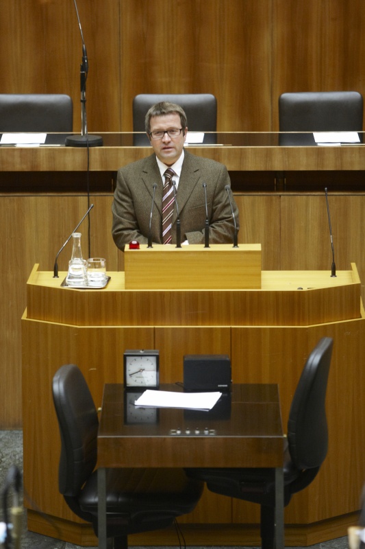 Hannes Fazekas, Nationalratsabgeordneter der SPÖ, am Rednerpult.