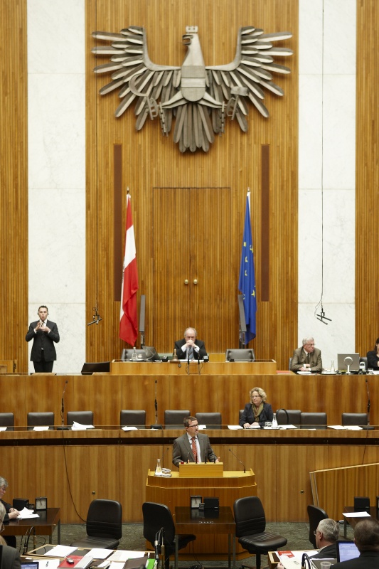 Hannes Fazekas, Nationalratsabgeordneter der SPÖ, am Rednerpult. Auf der Regierungsbank Mag.a Dr.in Maria Theresia Fekter - Bundesministerin für Inneres. Am Präsidium Fritz Neugebauer - Zweiter Nationalratspräsident. Dienst am Präsidium v.li. Dr. Jörg Wirrer (1er Position) und Mag. Julia Dörfel (2-er Position).