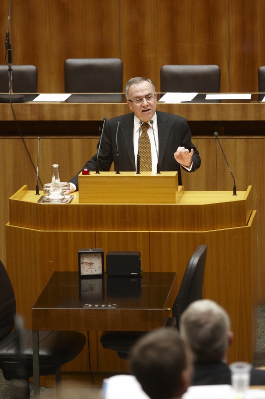 Dr. Peter Fichtenbauer, Nationalratsabgeordneter der FPÖ, am Rednerpult