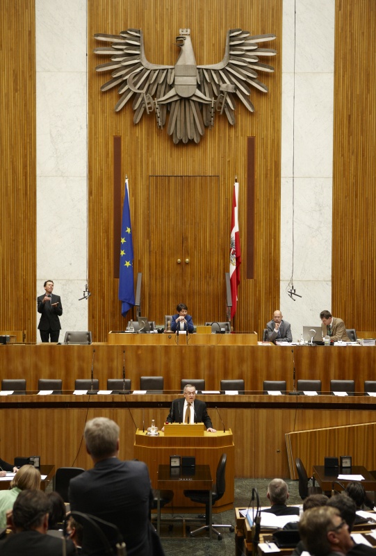 Dr. Peter Fichtenbauer, Nationalratsabgeordneter der FPÖ, am Rednerpult. Am Präsidium Mag.a Barbara Prammer - Nationalratspräsidentin. Dienst am Präsidium v.li. Mag. Martin Peyerl (1er Position) und Mag. Gerhard Koller (2er Position).