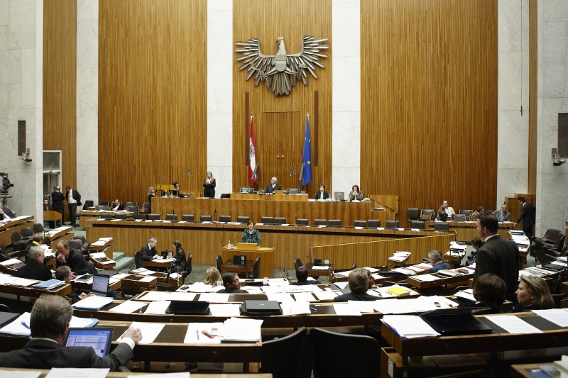 Anna Franz, Nationalratsabgeordnete der ÖVP, am Rednerpult. Am Präsidium Dr.Martin Graf - Dritter Nationalratspräsident. Dienst am Präsidium v.li. Dr.in Susanne Bachmann (1er Position) und Mag.a Tatjana Walter (2er Position).