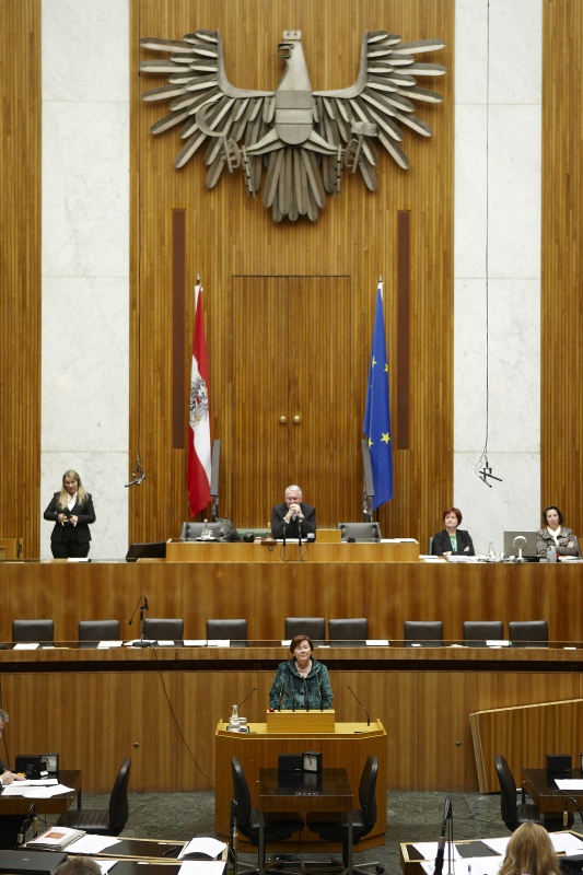 Anna Franz, Nationalratsabgeordnete der ÖVP, am Rednerpult. Am Präsidium Dr.Martin Graf - Dritter Nationalratspräsident. Dienst am Präsidium v.li. Dr.in Susanne Bachmann (1er Position) und Mag.a Tatjana Walter (2er Position).