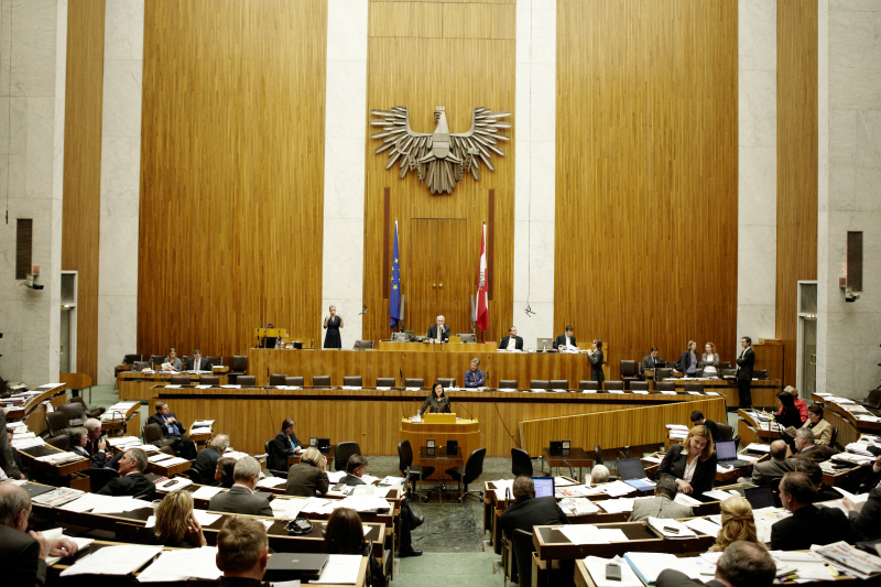 Mag. Silvia Fuhrmann, Nationalratsabgeordnete der ÖVP, am Rednerpult. Auf der Regierungsbank Dr.in Claudia Schmied - Bundesministerin für Unterricht, Kunst und Kultur. Am Präsidium Dr.Martin Graf - Dritter Nationalratspräsident. Dienst am Präsidium v.li. Dr. Erich Saurugger (1er Position) und Mag. David Christian Liebich (2er Position).