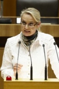 Carmen Gartelgruber, Nationalratsabgeordnete der FPÖ, am Rednerpult.